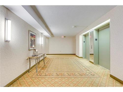 902-5080 Pinedale Avenue, Burlington, ON - Indoor Photo Showing Other Room