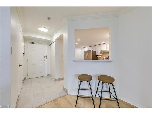 902-5080 Pinedale Avenue, Burlington, ON - Indoor Photo Showing Other Room