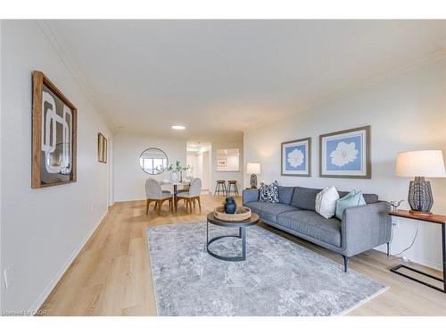 902-5080 Pinedale Avenue, Burlington, ON - Indoor Photo Showing Living Room