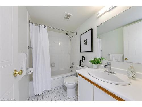 902-5080 Pinedale Avenue, Burlington, ON - Indoor Photo Showing Bathroom