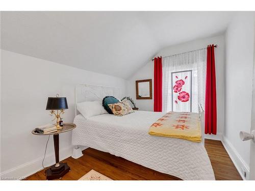 91 Pearl Street S, Hamilton, ON - Indoor Photo Showing Bedroom