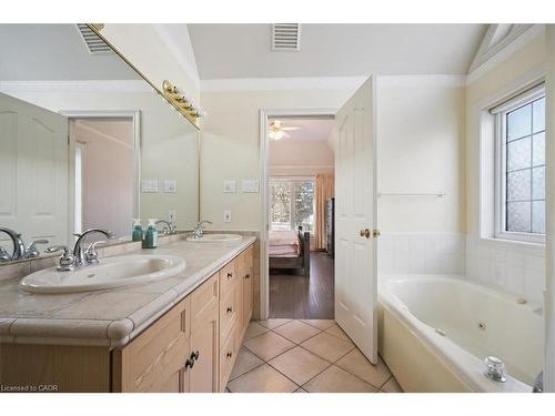 629 Burning Bush Road, Waterloo, ON - Indoor Photo Showing Bathroom