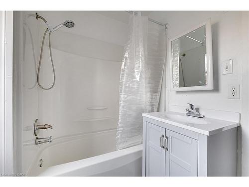 B-61 Eby Street, Kitchener, ON - Indoor Photo Showing Bathroom
