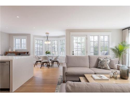 247 Douglas Avenue, Oakville, ON - Indoor Photo Showing Living Room