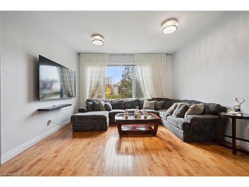 122 Grand River Boulevard, Kitchener, ON - Indoor Photo Showing Living Room