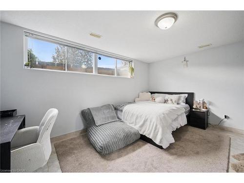 122 Grand River Boulevard, Kitchener, ON - Indoor Photo Showing Bedroom