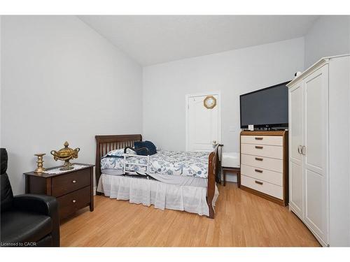 122 Grand River Boulevard, Kitchener, ON - Indoor Photo Showing Bedroom