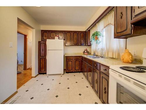 131 Thunderbird Drive, Cambridge, ON - Indoor Photo Showing Kitchen With Double Sink