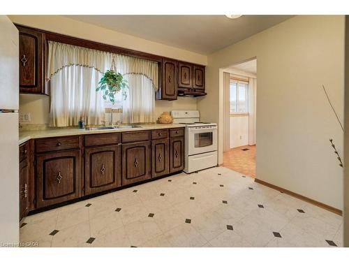 131 Thunderbird Drive, Cambridge, ON - Indoor Photo Showing Kitchen