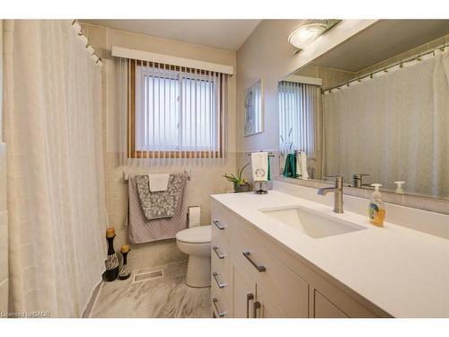 131 Thunderbird Drive, Cambridge, ON - Indoor Photo Showing Bathroom