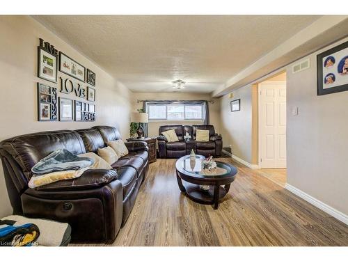 131 Thunderbird Drive, Cambridge, ON - Indoor Photo Showing Living Room