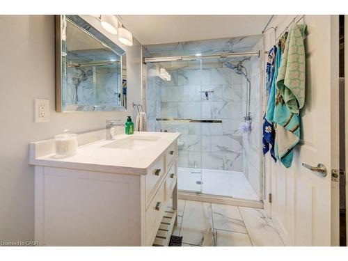 131 Thunderbird Drive, Cambridge, ON - Indoor Photo Showing Bathroom