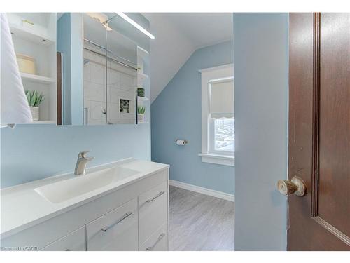 160 Glasgow Street, Kitchener, ON - Indoor Photo Showing Bathroom