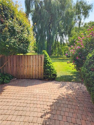 52-121 University Avenue E, Waterloo, ON - Outdoor