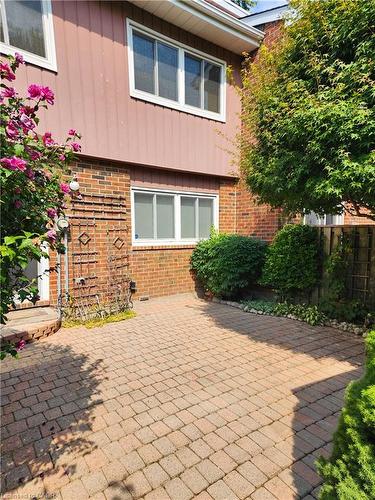 52-121 University Avenue E, Waterloo, ON - Outdoor