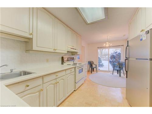 52-121 University Avenue E, Waterloo, ON - Indoor Photo Showing Kitchen