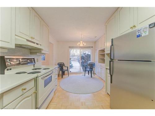 52-121 University Avenue E, Waterloo, ON - Indoor Photo Showing Kitchen