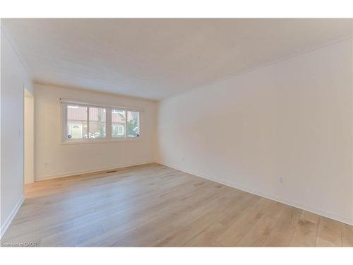 52-121 University Avenue E, Waterloo, ON - Indoor Photo Showing Other Room