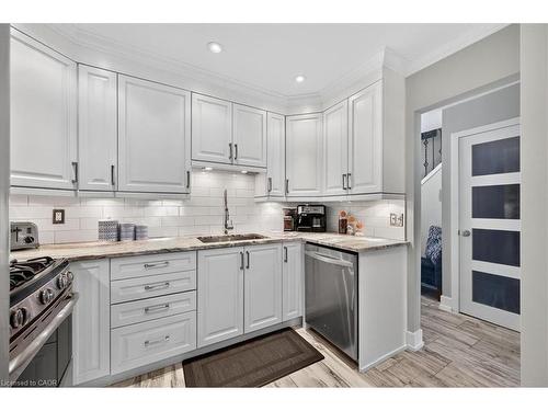 2-4198 Longmoor Drive, Burlington, ON - Indoor Photo Showing Kitchen With Upgraded Kitchen