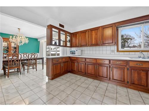 16 Southill Drive, Hamilton, ON - Indoor Photo Showing Kitchen