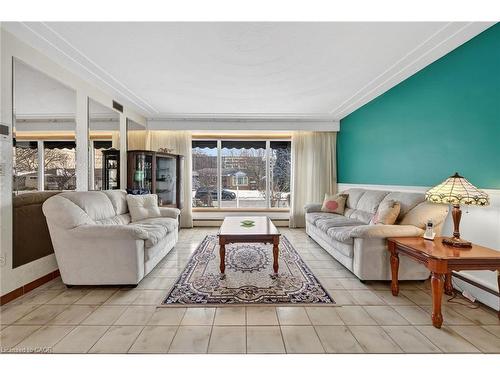 16 Southill Drive, Hamilton, ON - Indoor Photo Showing Living Room