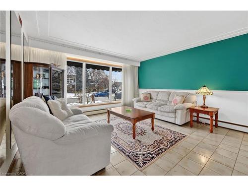 16 Southill Drive, Hamilton, ON - Indoor Photo Showing Living Room
