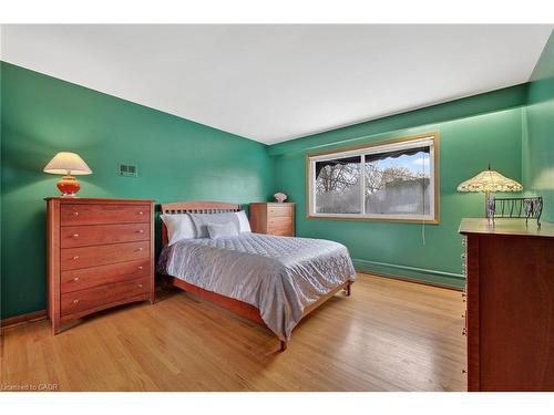 16 Southill Drive, Hamilton, ON - Indoor Photo Showing Bedroom