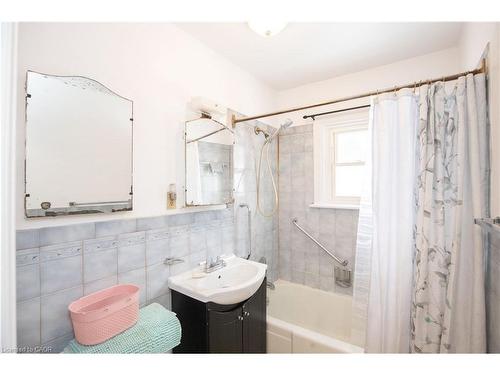 90 Osler Drive, Dundas, ON - Indoor Photo Showing Bathroom