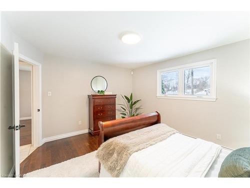 130 Henry Street, Brantford, ON - Indoor Photo Showing Bedroom
