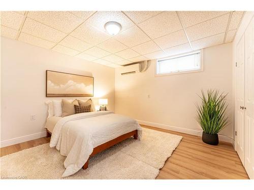 130 Henry Street, Brantford, ON - Indoor Photo Showing Bedroom