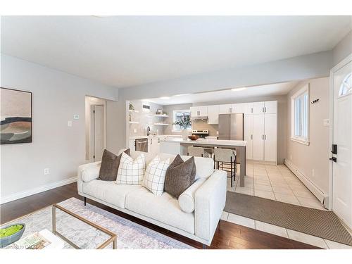 130 Henry Street, Brantford, ON - Indoor Photo Showing Living Room