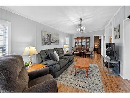 273-3033 Townline Road, Stevensville, ON - Indoor Photo Showing Living Room