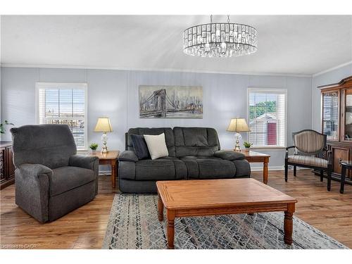 273-3033 Townline Road, Stevensville, ON - Indoor Photo Showing Living Room