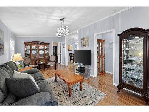273-3033 Townline Road, Stevensville, ON - Indoor Photo Showing Living Room
