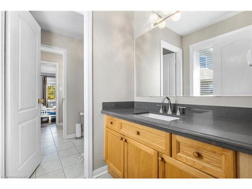 700 Auger Terrace, Milton, ON - Indoor Photo Showing Bathroom