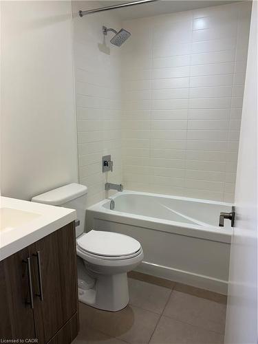 2007-2081 Fairview Street, Burlington, ON - Indoor Photo Showing Bathroom