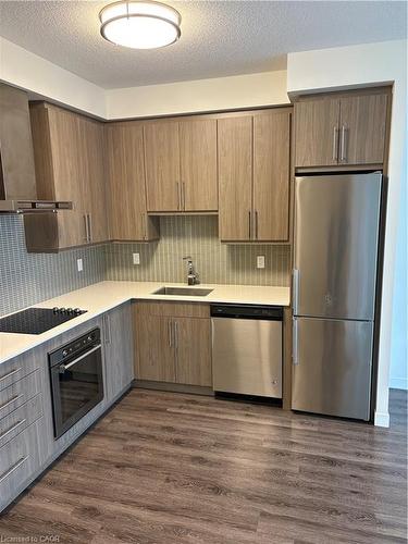 2007-2081 Fairview Street, Burlington, ON - Indoor Photo Showing Kitchen With Upgraded Kitchen