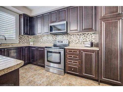 538 Thomas Slee Drive, Kitchener, ON - Indoor Photo Showing Kitchen With Upgraded Kitchen