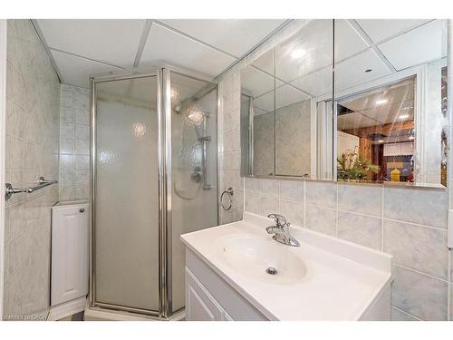 58 Eastvale Place, Hamilton, ON - Indoor Photo Showing Bathroom
