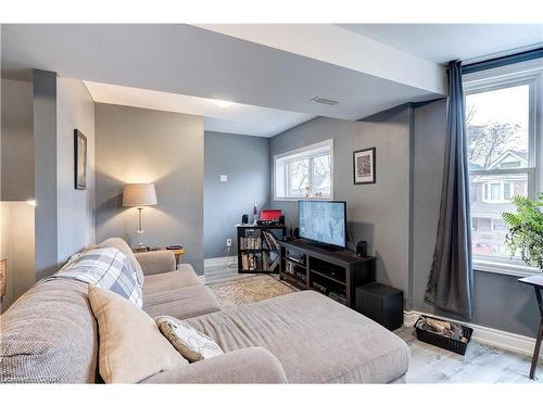 Upper-24 Avalon Place, Hamilton, ON - Indoor Photo Showing Living Room