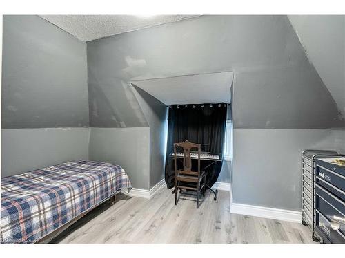 Upper-24 Avalon Place, Hamilton, ON - Indoor Photo Showing Bedroom