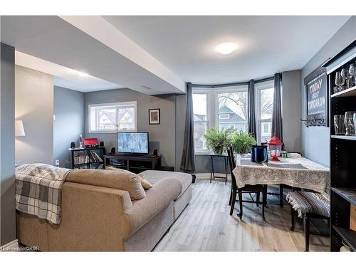 Upper-24 Avalon Place, Hamilton, ON - Indoor Photo Showing Living Room