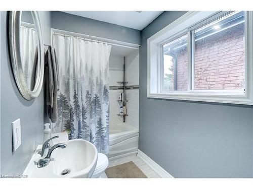 Upper-24 Avalon Place, Hamilton, ON - Indoor Photo Showing Bathroom