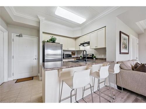 202-1440 Gordon Street, Guelph, ON - Indoor Photo Showing Kitchen