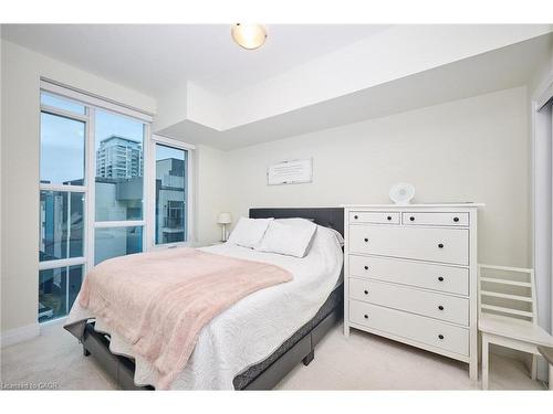 530-16 Concord Place, Grimsby, ON - Indoor Photo Showing Bedroom