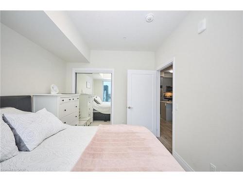 530-16 Concord Place, Grimsby, ON - Indoor Photo Showing Bedroom