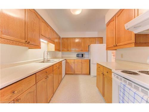 5-523 Beechwood Drive, Waterloo, ON - Indoor Photo Showing Kitchen