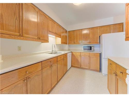 5-523 Beechwood Drive, Waterloo, ON - Indoor Photo Showing Kitchen With Double Sink