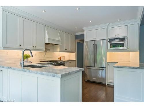 484 Aspen Forest Drive, Oakville, ON - Indoor Photo Showing Kitchen With Upgraded Kitchen