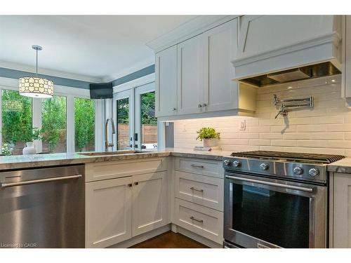 484 Aspen Forest Drive, Oakville, ON - Indoor Photo Showing Kitchen